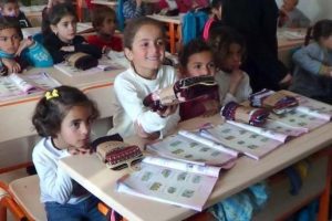 Suriyeli 8 bin &ouml;ğrenciye kıyafet yardımı