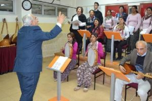Roman kadınlar T&uuml;rk Halk M&uuml;ziği Korosu kurdu
