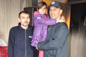 Kahraman zabıta, Fatmanur'u alevlerin arasından kurtardı