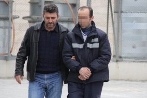 Yere &ccedil;&ouml;p d&ouml;kt&uuml; diye bı&ccedil;akladı