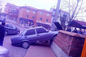 Otomobil d&uuml;z duvara tırmandı