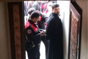 Kadın kılığına kız arkadaşları i&ccedil;in girmişler