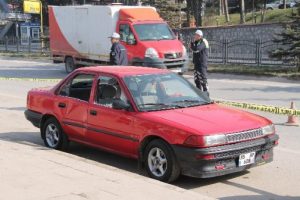 Adliye &ouml;n&uuml;nde silahlı kavga : 1'i polis 4 yaralı