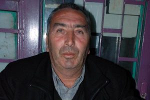 İki d&uuml;veyi arazide kesen hırsızlar, bir danayı da canlı olarak g&ouml;t&uuml;rd&uuml;
