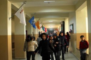 16 T&uuml;rk devletinin bayrakları okul koridorunda dalgalanıyor