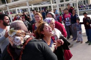Eşine sarılmak isteyine arbede &ccedil;ıktı!