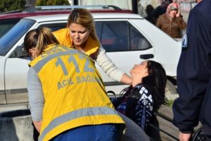Liseli kızları alkol zehirledi