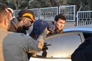B&uuml;y&uuml;kler ka&ccedil;tı k&uuml;&ccedil;&uuml;kler g&ouml;zaltına alındı