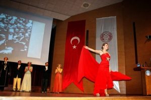 ''Atat&uuml;rk ve Cumhuriyet'' defilesi nefes kesti