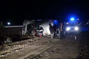 Devrilen tırda sıkışan s&uuml;r&uuml;c&uuml;y&uuml; itfaiye kurtardı