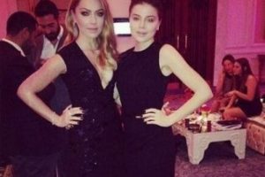 Kardeşi Hadise'ye taş &ccedil;ıkarttı...