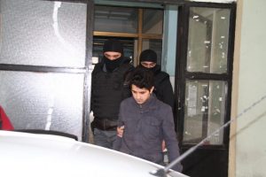 Polislerden maskeli &ouml;nlem