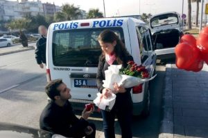 Ş&uuml;pheli ara&ccedil;tan evlilik teklifi &ccedil;ıktı!