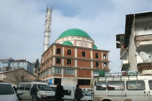 O cami ibadete a&ccedil;ılıyor