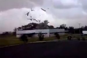 Kasırga b&ouml;yle vurdu: 1 &ouml;l&uuml;, 17 yaralı