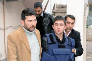 Dizine &ccedil;ivili kalasla vuranı &ouml;ld&uuml;rd&uuml; ve...