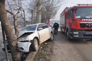 Bursa'da kontrolden &ccedil;ıkan otomobil...