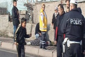 Elinde sopasıyla ablasını aradı