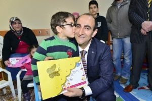 Edebali miniklere karne dağıttı