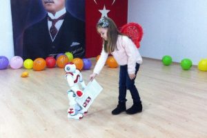 Karneleri robot dağıttı