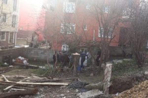 Silah ve m&uuml;himmat bulunan evin sahipleri şokta