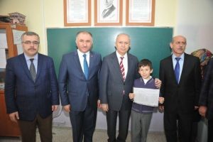 Orhangazi Belediye Başkanı &Ccedil;ağlayan karne dağıttı