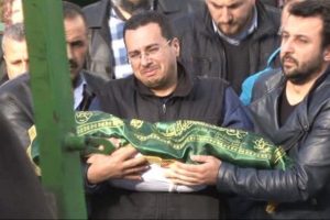 Acılı baba bebeğinin cenazesini b&ouml;yle taşıdı