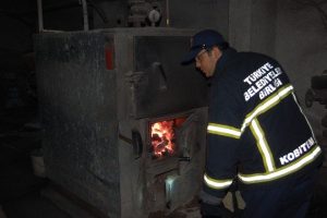 Kalorifer bacasından &ccedil;ıkan dumanlar paniğe yol a&ccedil;tı