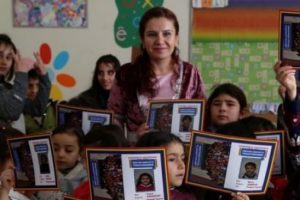 Diyarbakır'da ilk K&uuml;rt&ccedil;e karneler verildi