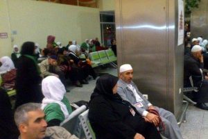 Umre yolcuları 11 saattir havaalanında bekliyor