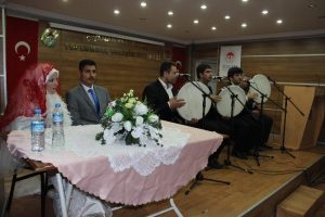 Suriyeli &ccedil;ift T&uuml;rkiye'de d&uuml;nya evine girdi