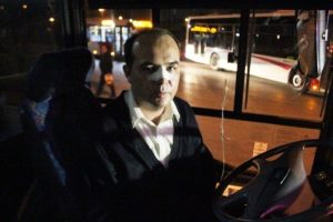 Otob&uuml;s şof&ouml;r&uuml;n&uuml; "yol vermiyorsun" diyerek darp ettiler