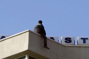 İntihar şovmeni yine ortalığı karıştırdı