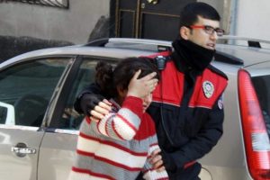 "Kovaya &ccedil;&ouml;p atmayın" kavgası: 2 yaralı