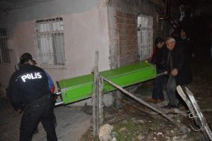 Yaşlı kadın balkondan d&uuml;şerek &ouml;ld&uuml;