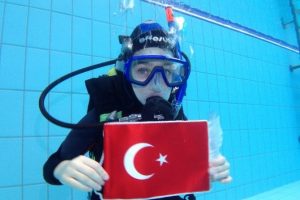 İşte Avrupa'nın en k&uuml;&ccedil;&uuml;k dalgıcı Yasemin