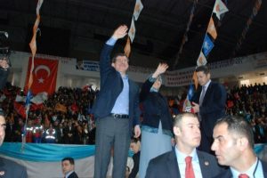 Başbakan 3 dille karşılandı