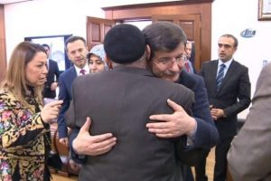 Davutoğlu o aileleri unutmadı