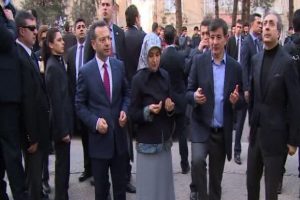 Davutoğlu kana bulanan caddeyi ziyaret etti