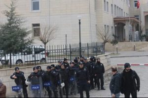 Polise taş atan &ccedil;ocukların cezası beli oldu