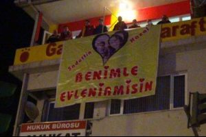 Ma&ccedil; &ouml;ncesi s&uuml;rpriz evlenme teklifi