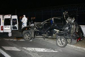 &Uuml;zerine ara&ccedil; u&ccedil;an otomobilin s&uuml;r&uuml;c&uuml;s&uuml; &ouml;ld&uuml;