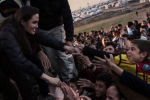 Angelina Jolie'den Ezidilere s&uuml;rpriz ziyaret