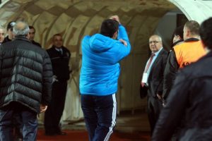 &Uuml;mit &Ouml;zat'tan taraftarlara el hareketi!