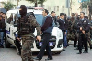 Polisi kendi silahıyla vurdu
