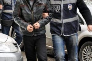 Parkta uyuşturucu satarken yakalandılar!
