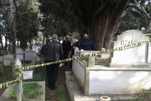 3 &ccedil;ocuk annesi, kocasının mezarı başında intihar etti