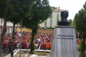 Atat&uuml;rk b&uuml;st&uuml;n&uuml; &ccedil;aldılar
