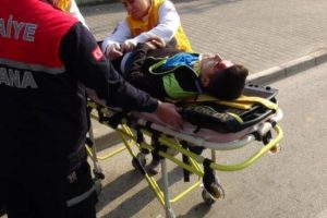 Ehliyetsiz s&uuml;r&uuml;c&uuml; 2 askere &ccedil;arptı