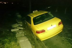 Yoldan &ccedil;ıkan ara&ccedil; yan yattı